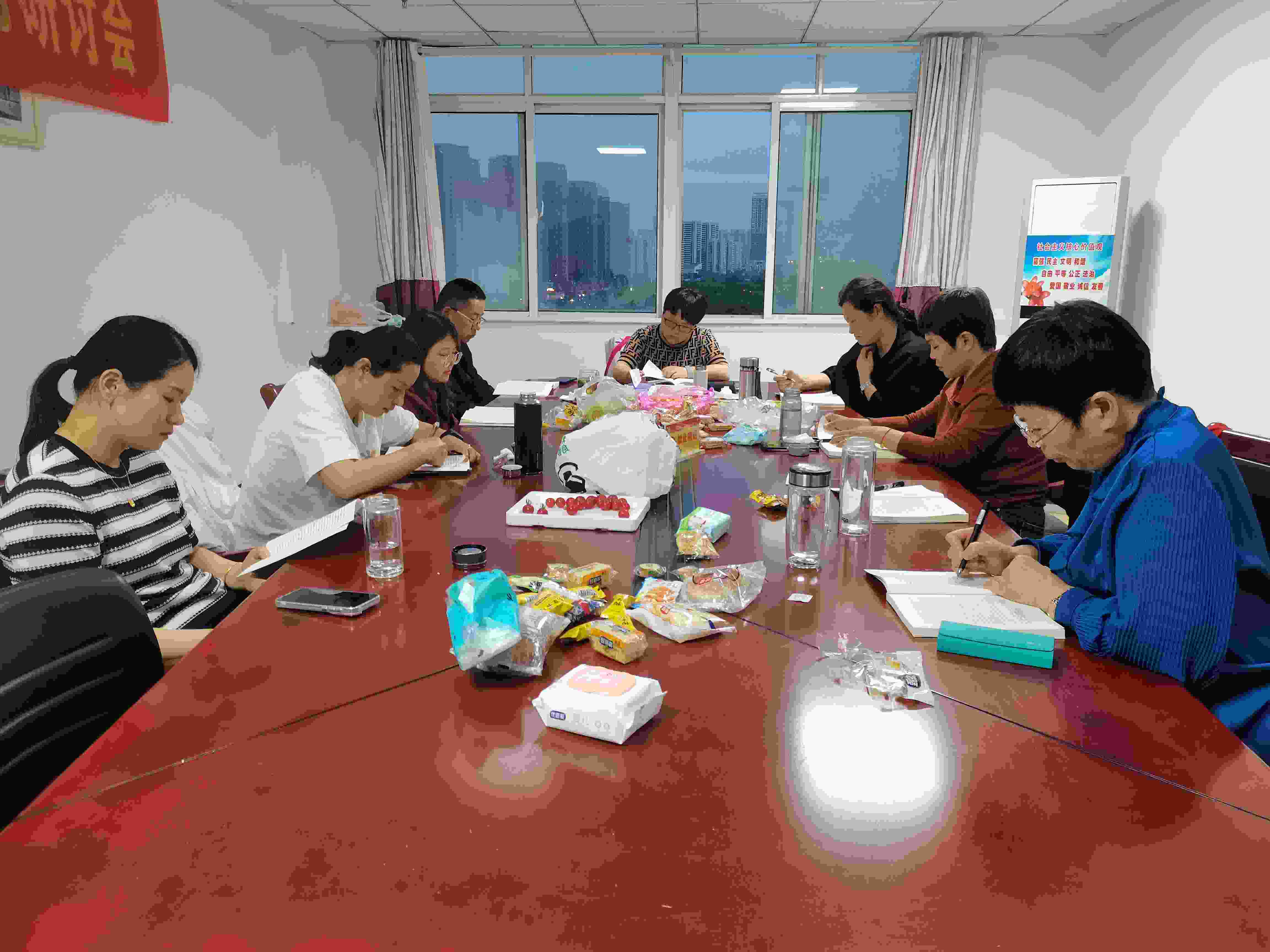 【阜阳心理咨询中心】以己为镜，赋能心灵：成为来访者心灵成长的引路人